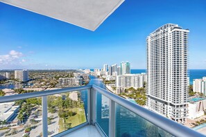Property grounds - Upscale 3-BR Condo in Beachwalk Resort, Miami Luxury (Hallandale Beach)