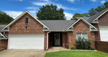 The Woodsy Townhouse- 2 bed 2 bath- Weekend away, Girls Trip, Work Remotely!