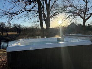 Outdoor spa tub - NEW! Daze Off(Suite 6) - Pet Friendly Suite by The Lodges at Fossil Creek (Kingston)