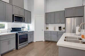 Refrigerador, microondas, horno, lavavajillas