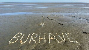 A beach with the word "BURHAVE" written in pebbles. - Ferienhaus Amalie, Burhave (Butjadingen)