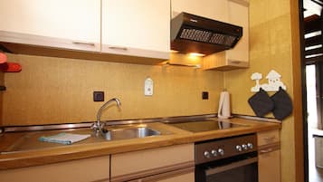 Rumah | Dapur pribadi | Ketel listrik dan kursi makan untuk bayi