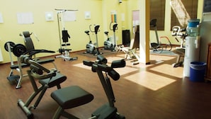 A gym with various exercise equipment including treadmills, stationary bikes, and weight machines. - Appartement mit Skandinavischem Flair (Mirow)