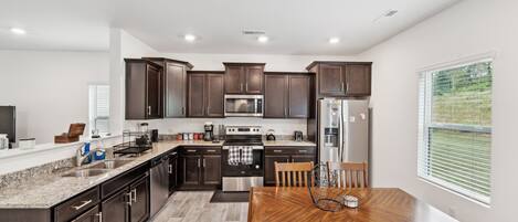 Kylskåp, mikrovågsugn, ugn och diskmaskin