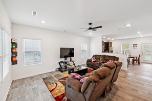 Fernseher, Videospiele, Bücher, Arbeitsbereiche