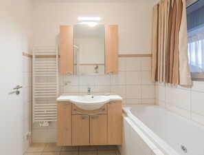 Apartment | Bathroom | Towels - Liebevoll Eingerichtetes Appartement (Rechlin)
