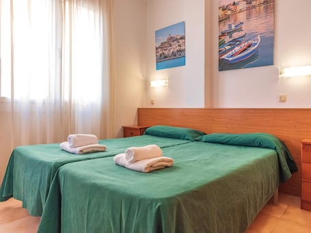 3 habitaciones, muebles diferentes y ropa de cama . Relax at Comte D'empuries