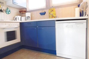 Maison | Cuisine privée | Bouilloire électrique, grille-pain, chaise haute