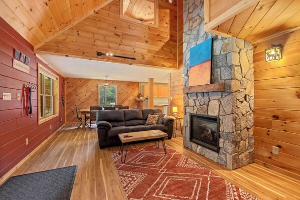 Smart TV, chimenea y futbolito 