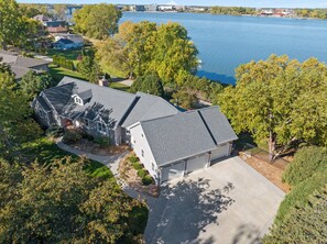 Exterior - Water front 4-bedroom house with Lambeau views, pool table and theater room (Green Bay)