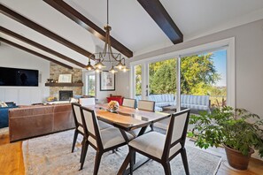 Dining - Water front 4-bedroom house with Lambeau views, pool table and theater room (Green Bay)