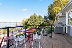 Outdoor dining - Water front 4-bedroom house with Lambeau views, pool table and theater room (Green Bay)