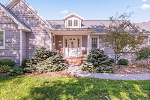 Water front 4-bedroom house with Lambeau views, pool table and theater room