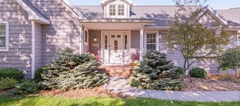 Water front 4-bedroom house with Lambeau views, pool table and theater room