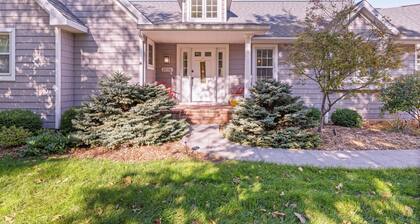 Water front 4-bedroom house with Lambeau views, pool table and theater room