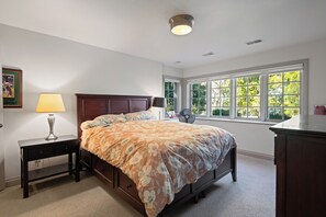 4 bedrooms, desk, iron/ironing board, free WiFi - Water front 4-bedroom house with Lambeau views, pool table and theater room (Green Bay)