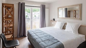 8 bedrooms, individually furnished, bed sheets