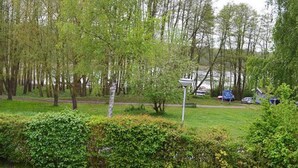 A park with trees, a bench, and a lamppost. - Ferienhaus im Skandinavischen Stil (Mirow)