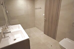 シャワー、ヘアドライヤー、タオル、石鹸