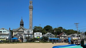 Une ville côtière dotée de bâtiments historiques, d’une tour imposante et d’un bar à pizzas.