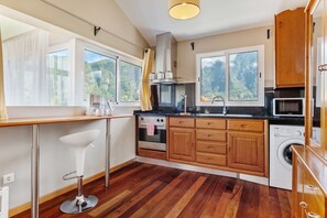 Fridge, microwave, oven, coffee/tea maker - Landure Penthouse by Madeira Sun Travel (São Vicente)