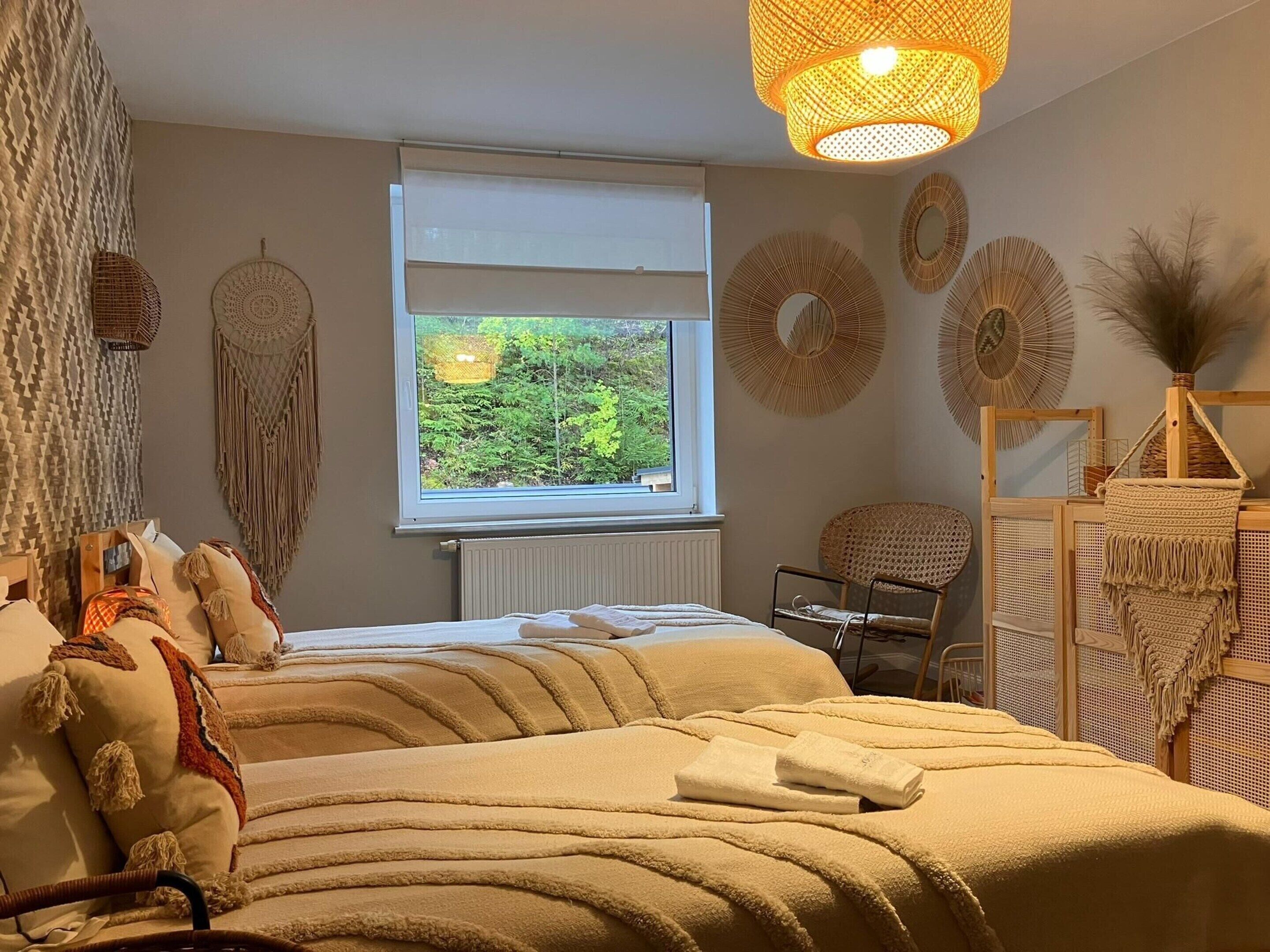 Căn hộ | 1 phòng ngủ, trang bị nội thất với thiết kế riêng biệt, bộ trải giường 