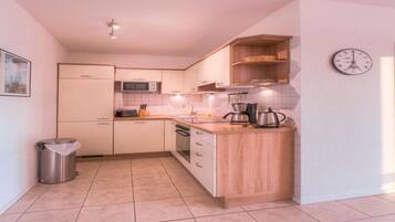 Apartemen | Dapur pribadi | Ketel listrik, pemanggang roti, dan kursi makan untuk bayi