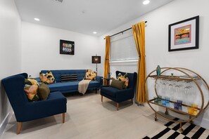 32-inch TV with cable channels, streaming services - Modern 4BR House 10mins to Downtown (Austin)