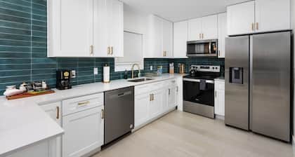 Modern 4BR House 10mins to Downtown