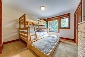 3 bedrooms, desk, iron/ironing board, travel crib