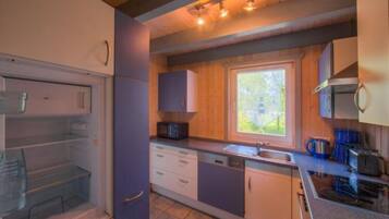 Tetera/pava eléctrica, tostadora, silla alta para bebés