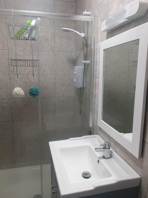 Ferienhaus | Badezimmer | Dusche, Haartrockner, Handtücher
