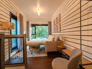 1 habitación, muebles diferentes y ropa de cama 