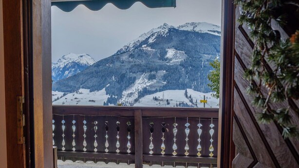 A wooden balcony with a view of snow-covered mountains. - Chalet Near Passthurn Ski Area Kitzbuhel (Mittersill)