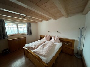 3 bedrooms, individually furnished, bed sheets - Chalet Near Passthurn Ski Area Kitzbuhel (Mittersill)