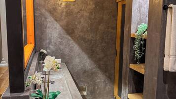 Family Villa | Bathroom | Towels, soap, shampoo, toilet paper