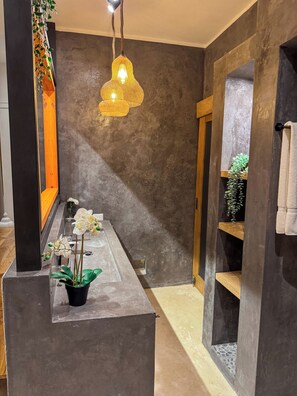 Family Villa | Bathroom | Towels, soap, shampoo, toilet paper - Habitaciones Soul  (Las Terrenas)