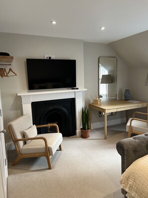 Phòng đôi Tiêu chuẩn, có phòng tắm riêng | Bàn, khu vực làm việc phù hợp cho laptop 