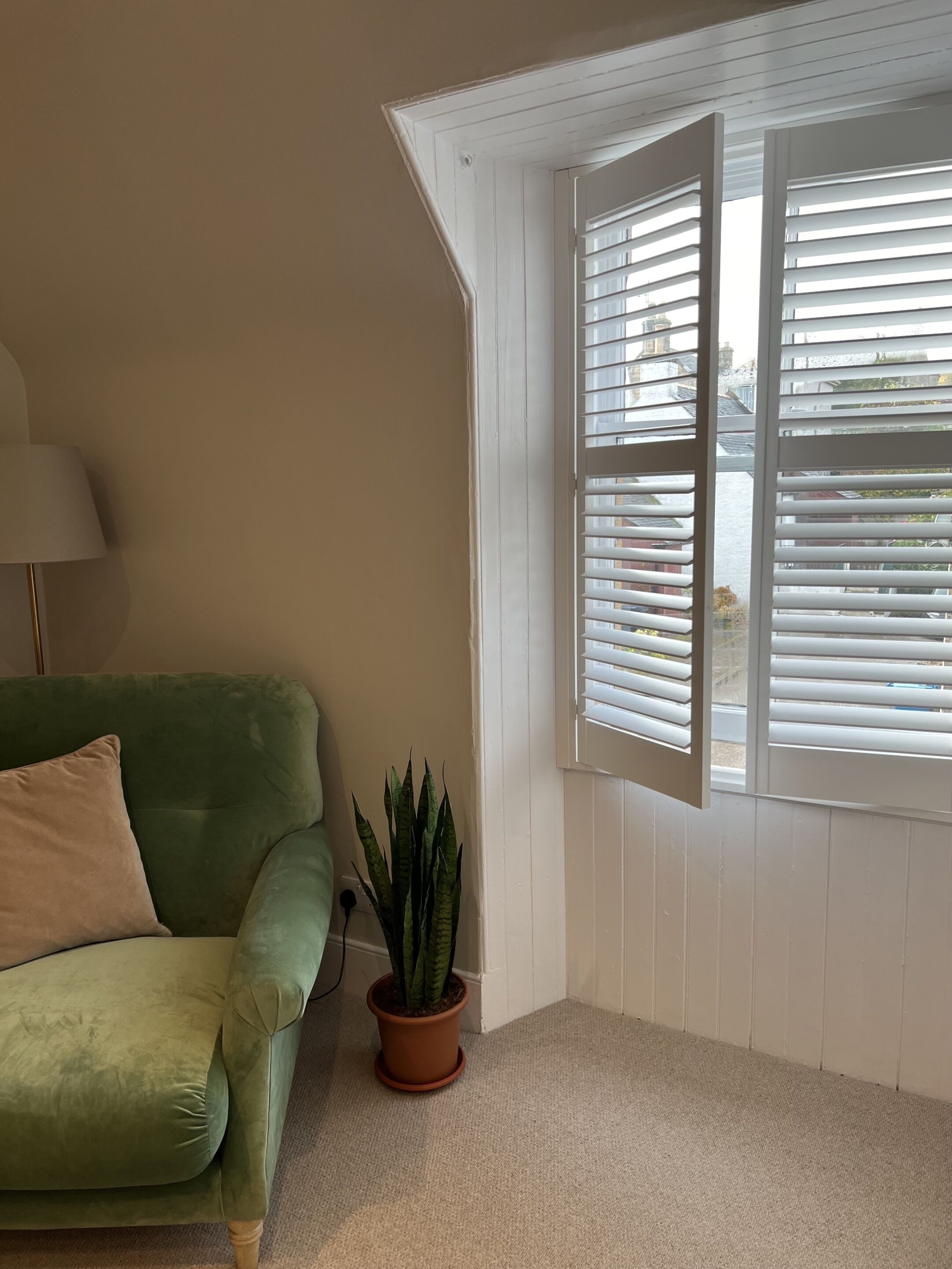 Escritorio, espacio para trabajar con laptop y wifi gratis 