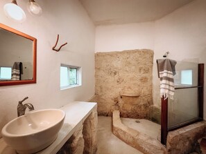 Shower, bidet, towels, toilet paper - Private casita in lush jungle oasis with a/c, pool, gym, fiber wifi and laundry (Akumal)