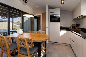 House | Private kitchen - Docklodge at Frisian Lakes With Private Mooring (Delfstrahuizen)