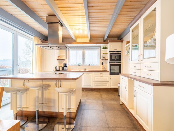 Maison | Cuisine privée | Bouilloire électrique, grille-pain, chaise haute
