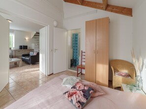 4 bedrooms, individually furnished, bed sheets