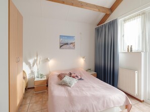 House | 4 bedrooms, individually furnished, bed sheets - Holiday Home in Quiet Dutch Park With Garden (Wemeldinge)