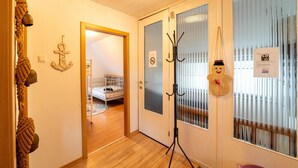 A room with a bunk bed, a coat rack, and a window with blinds. - Cosy Holiday Home Yalet in Brilon-wald (Brilon)