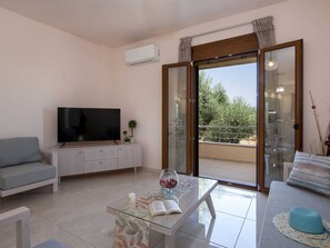 House | Living room - Holiday Home in Pagkalochori Near Beaches (Rethymno)