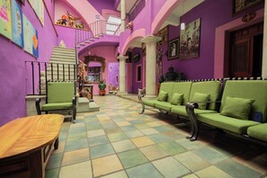 35-inch flat-screen TV with cable channels - HOTEL POSADA DON MATIAS (Oaxaca)