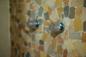 A mosaic wall with a metallic handle. - HOTEL POSADA DON MATIAS (Oaxaca)