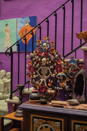 A staircase with a decorative arrangement featuring a skeleton, flowers, and various objects. - HOTEL POSADA DON MATIAS (Oaxaca)