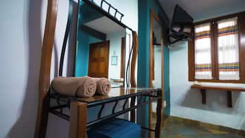 Habitación doble estándar, 1 cama matrimonial | Escritorio, espacio para trabajar con laptop y wifi gratis